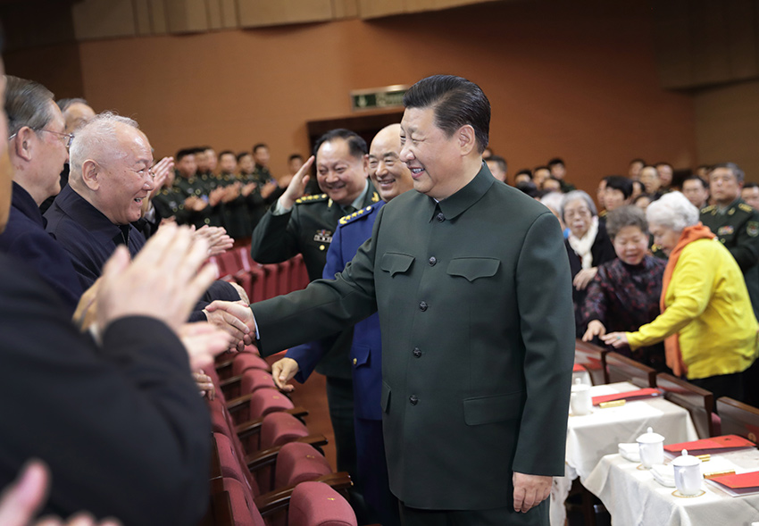1月22日下午，中央軍委慰問駐京部隊老干部迎新春文藝演出在北京舉行。中共中央總書記、國家主席、中央軍委主席習(xí)近平，向在座的軍隊老同志，向全軍離退休老干部，致以節(jié)日問候和新春祝福。 新華社記者 李剛 攝