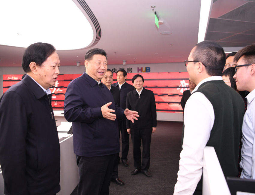 1月25日，中共中央政治局在人民日報社就全媒體時代和媒體融合發(fā)展舉行第十二次集體學(xué)習(xí)。這是中共中央總書記習(xí)近平在人民日報“中央廚房”同採編人員親切交談。 新華社記者 燕雁 攝
