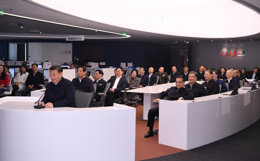 1月25日，中共中央政治局在人民日報社就全媒體時代和媒體融合發展舉行第十二次集體學習。這是在移動報道指揮平臺前，中共中央總書記習近平同正在河北省承德市灤平縣平坊滿族鄉於營村採訪的記者和扶貧駐村第一書記連線交流，了解該村脫貧攻堅工作進展情況。新華社記者 燕雁 攝