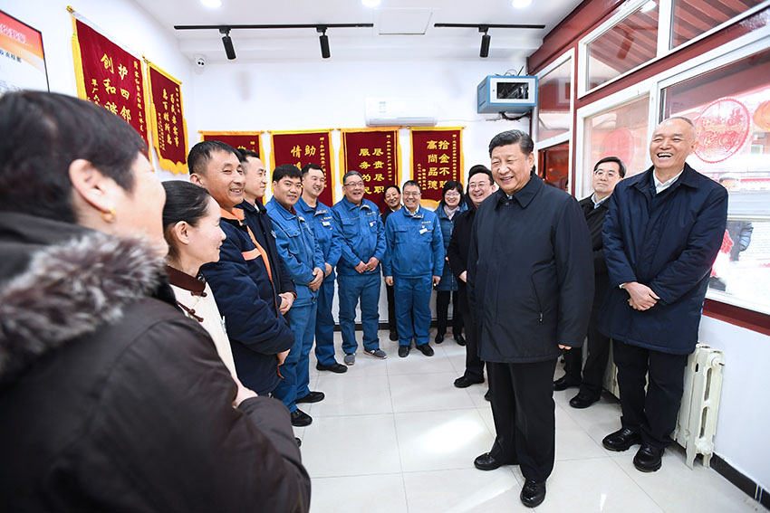 2月1日，中共中央總書記、國家主席、中央軍委主席習近平在北京看望慰問基層干部群眾，考察北京冬奧會、冬殘奧會籌辦工作。這是1日上午，習近平在前門東區草廠四條胡同物業服務站，看望慰問街道、社區工作人員和物業員工。 新華社記者 謝環馳 攝