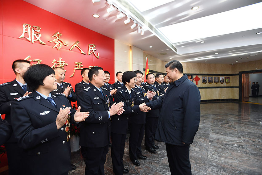2月1日，中共中央總書記、國家主席、中央軍委主席習近平在北京看望慰問基層干部群眾，考察北京冬奧會、冬殘奧會籌辦工作。這是1日上午，習近平在北京市公安局，同公安英模和干警代表一一握手，向全國廣大公安干警致以新春祝福。 新華社記者 謝環(huán)馳 攝
