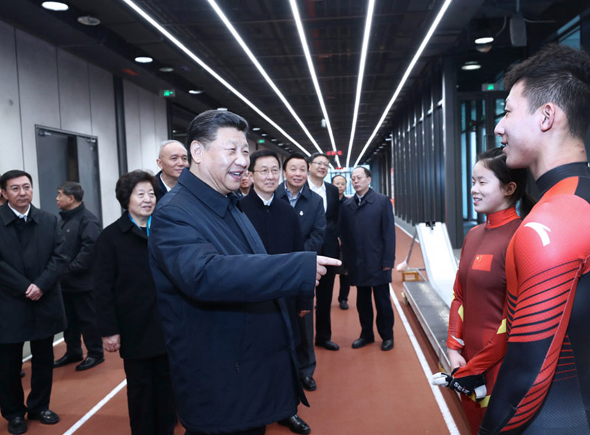 2月1日，中共中央總書記、國家主席、中央軍委主席習近平在北京看望慰問基層干部群眾，考察北京冬奧會、冬殘奧會籌辦工作。這是1日下午，習近平在國家冬季運動訓練中心勉勵正在訓練備戰的運動員、教練員。新華社記者 鞠鵬 攝