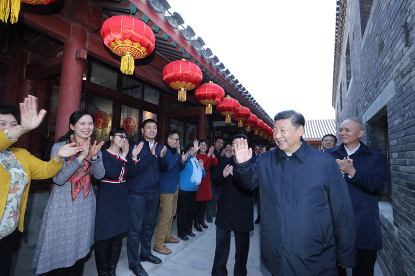 2月1日，中共中央總書記、國家主席、中央軍委主席習近平在北京看望慰問基層干部群眾，考察北京冬奧會、冬殘奧會籌辦工作。這是1日上午，習近平來到前門東區草廠四條胡同看望慰問群眾。 新華社記者 鞠鵬 攝
