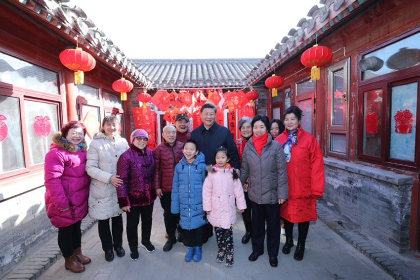 2月1日，中共中央總書記、國家主席、中央軍委主席習近平在北京看望慰問基層干部群眾，考察北京冬奧會、冬殘奧會籌辦工作。這是1日上午，習近平來到前門東區草廠四條胡同看望慰問群眾時，同市民侯雅明一家合影。 新華社記者 鞠鵬 攝