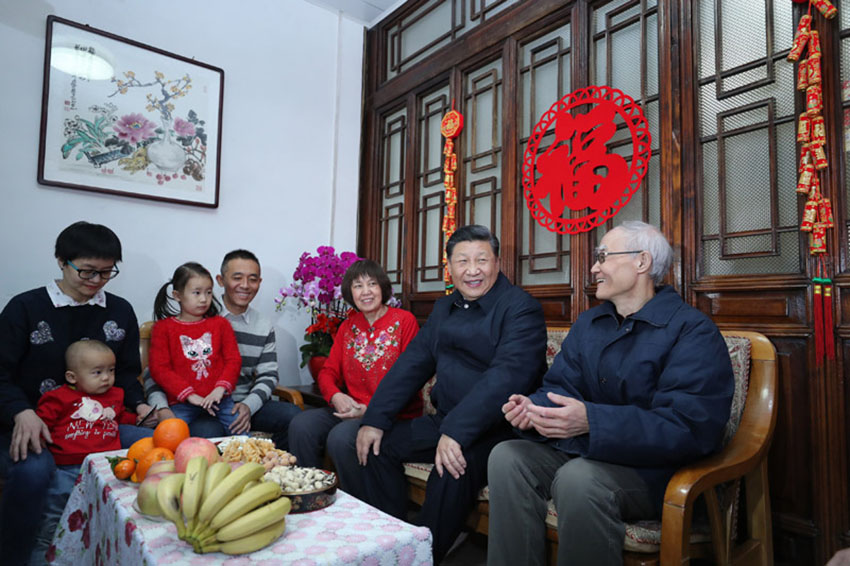 2月1日，中共中央總書記、國家主席、中央軍委主席習近平在北京看望慰問基層干部群眾，考察北京冬奧會、冬殘奧會籌辦工作。這是1日上午，習近平來到前門東區草廠四條胡同看望市民朱茂錦一家。 新華社記者 鞠鵬 攝