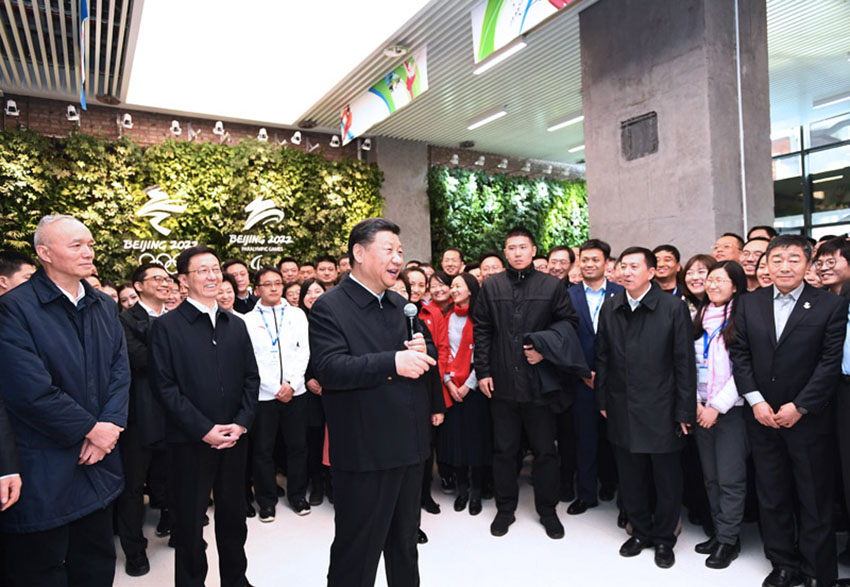 2月1日，中共中央總書記、國家主席、中央軍委主席習(xí)近平在北京看望慰問基層干部群眾，考察北京冬奧會(huì)、冬殘奧會(huì)籌辦工作。這是1日下午，習(xí)近平在石景山首鋼園區(qū)冬奧組委辦公樓，看望慰問北京冬奧組委工作人員和志願(yuàn)者代表。 新華社記者 謝環(huán)馳 攝