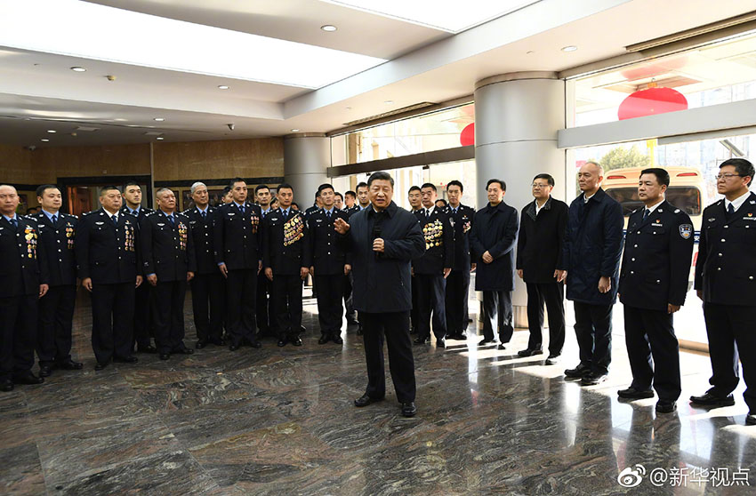 中華民族傳統(tǒng)節(jié)日農(nóng)歷春節(jié)來臨之際，習(xí)近平總書記在北京看望慰問基層干部群眾，向全國各族人民致以美好的新春祝福。2月1日上午，習(xí)近平首先來到北京市公安局考察調(diào)研，看望公安干警，並視頻連線一線執(zhí)勤民警。（記者張曉鬆、謝環(huán)馳）