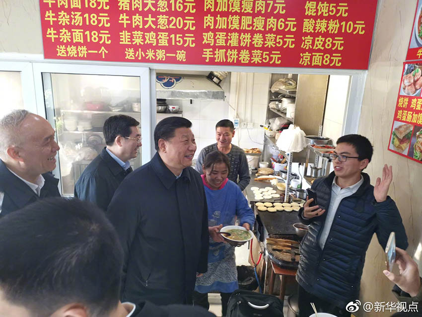 2月1日中午，習近平結束在北京市前門東區看望慰問乘車返回途中，特意走進位於前門石頭胡同的快遞服務點、小吃店，看望仍在工作的“快遞小哥”等勞動者，了解他們工作和生活情況。 ???
