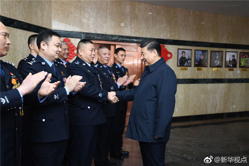 中華民族傳統(tǒng)節(jié)日農(nóng)歷春節(jié)來臨之際，習(xí)近平總書記在北京看望慰問基層干部群眾，向全國各族人民致以美好的新春祝福。2月1日上午，習(xí)近平首先來到北京市公安局考察調(diào)研，看望公安干警，並視頻連線一線執(zhí)勤民警。（記者張曉鬆、謝環(huán)馳）