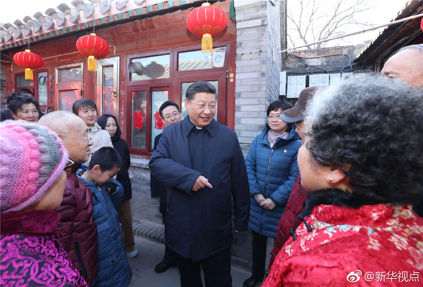 2月1日，中共中央總書記、國家主席、中央軍委主席習近平在北京看望慰問基層干部群眾，考察北京冬奧會、冬殘奧會籌辦工作。這是1日上午，習近平來到前門東區草廠四條胡同看望慰問群眾。新華社記者 鞠鵬 攝