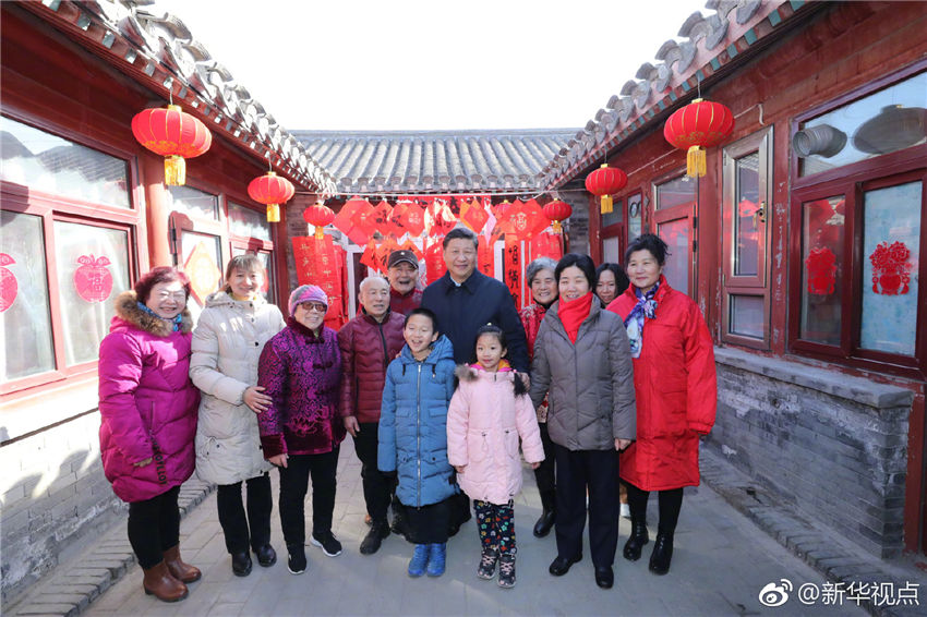 2月1日，中共中央總書記、國家主席、中央軍委主席習近平在北京看望慰問基層干部群眾，考察北京冬奧會、冬殘奧會籌辦工作。這是1日上午，習近平來到前門東區草廠四條胡同看望慰問群眾時，同市民侯雅明一家合影。新華社記者 鞠鵬 攝