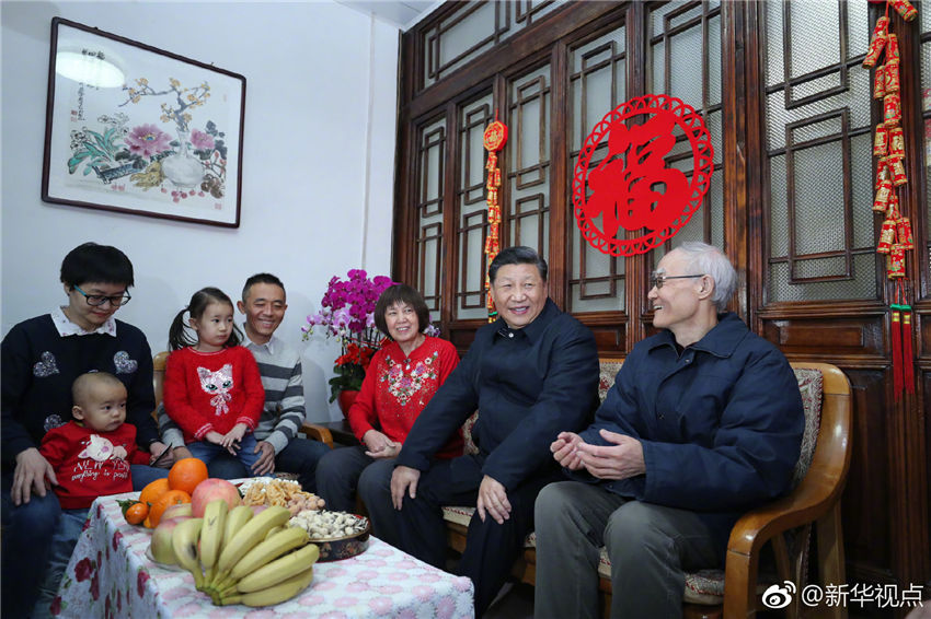 2月1日，中共中央總書記、國家主席、中央軍委主席習近平在北京看望慰問基層干部群眾，考察北京冬奧會、冬殘奧會籌辦工作。這是1日上午，習近平來到前門東區草廠四條胡同看望市民朱茂錦一家。新華社記者 鞠鵬 攝