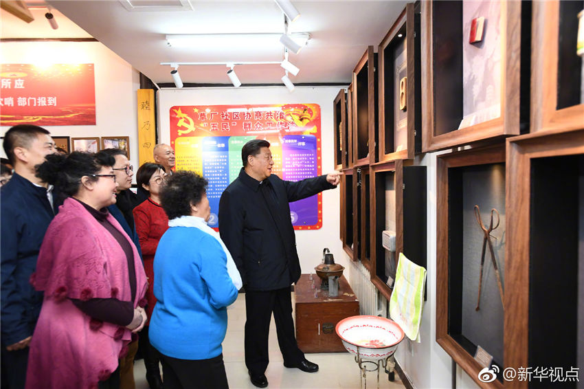 2月1日，中共中央總書記、國家主席、中央軍委主席習近平在北京看望慰問基層干部群眾，考察北京冬奧會、冬殘奧會籌辦工作。這是1日上午，習近平在前門東區草廠四條“小院議事廳”同正在議事的居民親切交談。新華社記者 謝環馳 攝