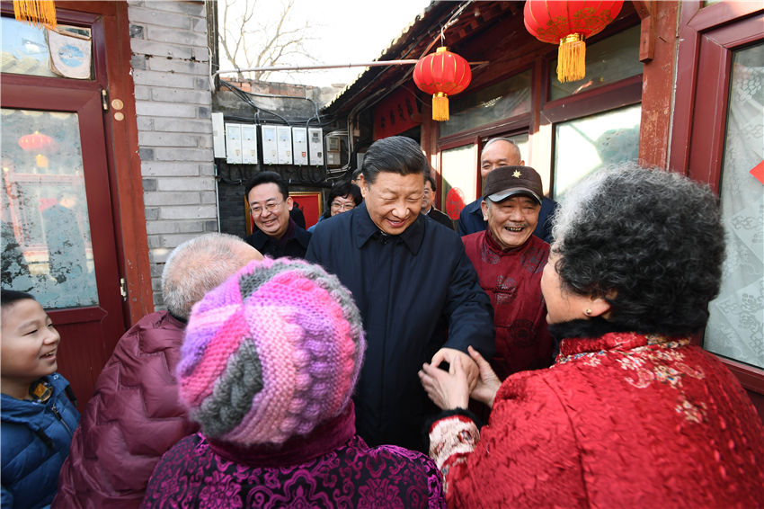 2月1日，中共中央總書記、國家主席、中央軍委主席習近平在北京看望慰問基層干部群眾，考察北京冬奧會、冬殘奧會籌辦工作。這是1日上午，習近平來到前門東區草廠四條胡同看望慰問群眾。新華社記者 謝環馳 攝