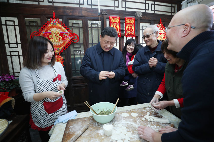 2月1日，中共中央總書記、國(guó)家主席、中央軍委主席習(xí)近平在北京看望慰問基層干部群眾，考察北京冬奧會(huì)、冬殘奧會(huì)籌辦工作。這是1日上午，習(xí)近平在前門東區(qū)草廠四條胡同，同朱茂錦一家人包餃子、聊家常。新華社記者 鞠鵬 攝