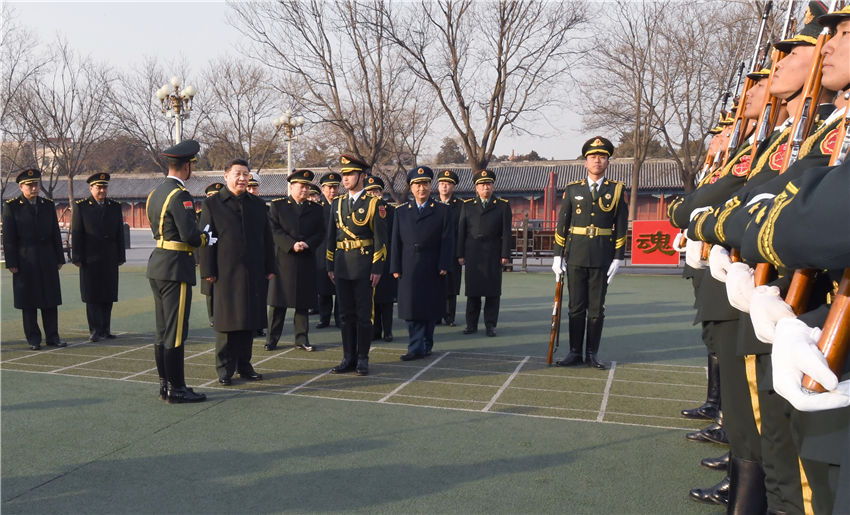 新春佳節即將到來之際，中共中央總書記、國家主席、中央軍委主席習近平2月2日專程來到北京衛戍區，深入基層班排，察看執勤哨位，親切慰問部隊官兵，代表黨中央和中央軍委，向全體人民解放軍指戰員、武警部隊官兵、民兵預備役人員致以誠摯問候和新春祝福。這是習近平觀看國旗中隊官兵護旗隊列動作訓練。新華社記者 李剛 攝