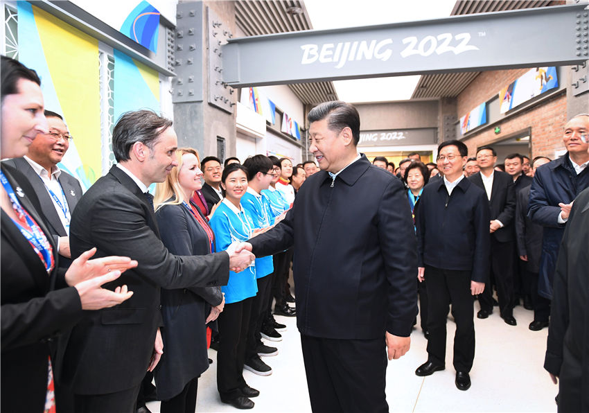 2月1日，中共中央總書記、國家主席、中央軍委主席習近平在北京看望慰問基層干部群眾，考察北京冬奧會、冬殘奧會籌辦工作。這是1日下午，習近平在石景山首鋼園區(qū)冬奧組委辦公樓，看望慰問北京冬奧組委工作人員和志願者代表。新華社記者 謝環(huán)馳 攝