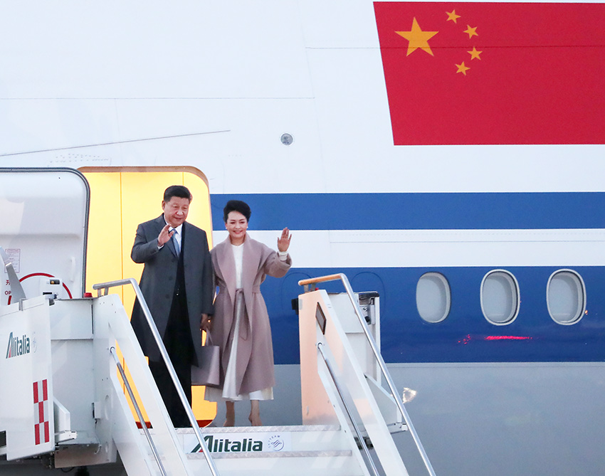 3月21日，國家主席習近平乘專機抵達羅馬，開始對意大利共和國進行國事訪問。這是習近平和夫人彭麗媛步出艙門。 新華社記者王曄攝
