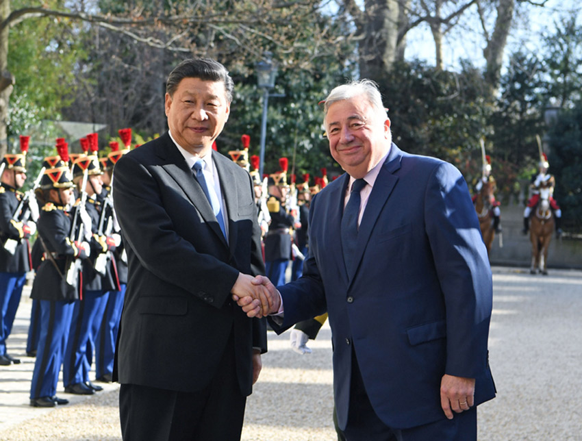 3月26日，國家主席習(xí)近平在巴黎會見法國參議長拉爾歇。 新華社記者 張領(lǐng) 攝