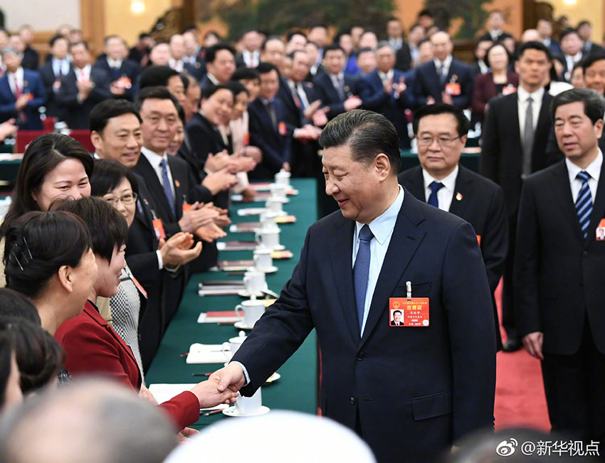 3月8日，中共中央總書記、國家主席、中央軍委主席習近平參加十三屆全國人大二次會議河南代表團的審議。在“三八”國際勞動婦女節(jié)到來之際，習近平代表黨中央，向參加全國兩會的女代表、女委員、女工作人員，向全國各族各界婦女，致以節(jié)日的祝賀和美好的祝福。這是習近平同女代表親切握手。新華社記者 謝環(huán)馳 攝