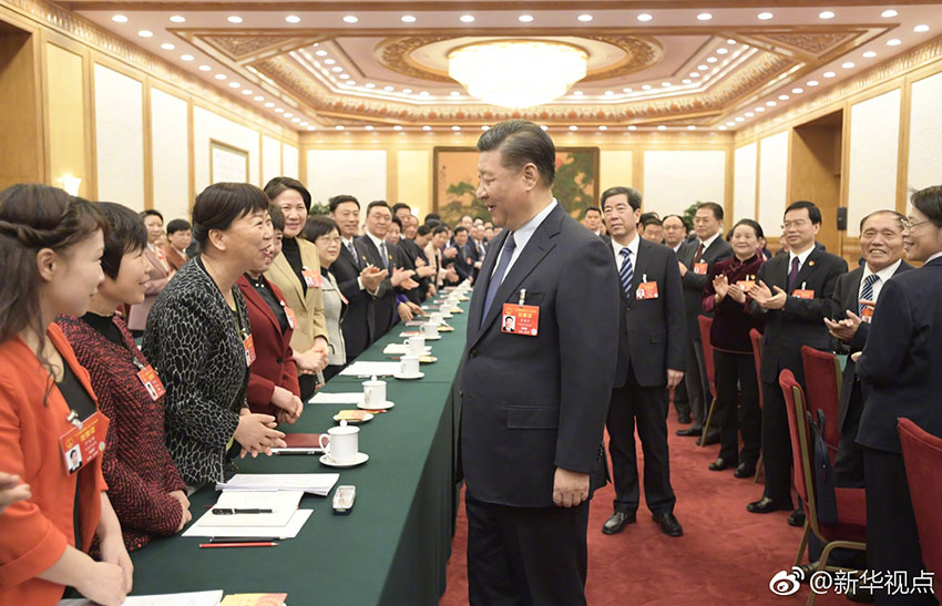 3月8日，中共中央總書記、國家主席、中央軍委主席習(xí)近平參加十三屆全國人大二次會議河南代表團(tuán)的審議。在“三八”國際勞動婦女節(jié)到來之際，習(xí)近平代表黨中央，向參加全國兩會的女代表、女委員、女工作人員，向全國各族各界婦女，致以節(jié)日的祝賀和美好的祝福。這是習(xí)近平同女代表親切交談。新華社記者 李學(xué)仁 攝