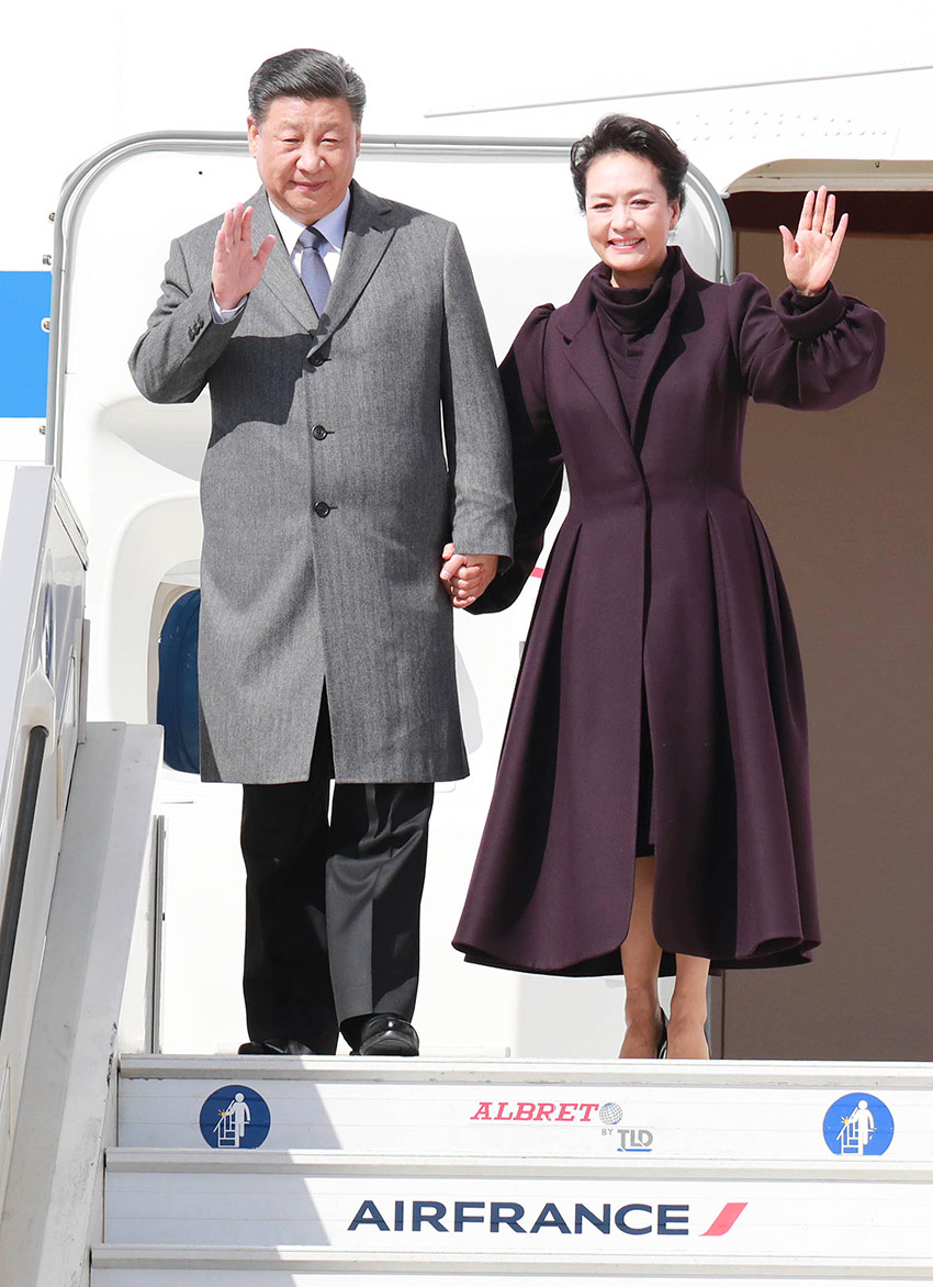 3月25日，國家主席習(xí)近平在巴黎愛麗舍宮同法國總統(tǒng)馬克龍會談。當(dāng)日上午，習(xí)近平結(jié)束在尼斯的行程，乘專機(jī)離開尼斯赴巴黎，繼續(xù)對法國進(jìn)行國事訪問。這是習(xí)近平和夫人彭麗媛抵達(dá)巴黎戴高樂機(jī)場。 新華社記者 丁林 攝