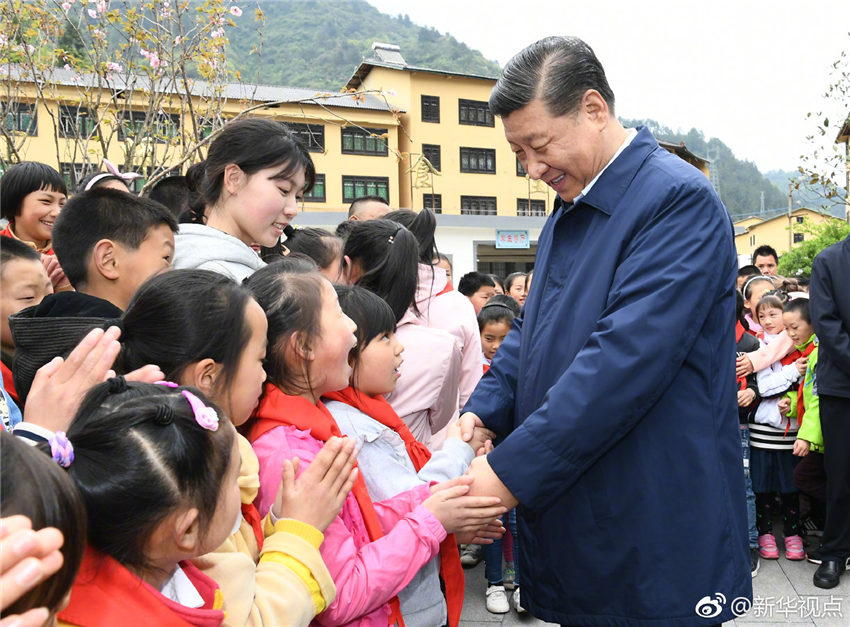 4月15日至17日，中共中央總書記、國家主席、中央軍委主席習(xí)近平在重慶考察，並主持召開解決“兩不愁三保障”突出問題座談會。這是4月15日下午，習(xí)近平在石柱土家族自治縣中益鄉(xiāng)小學(xué)同學(xué)生們親切交談，詢問他們學(xué)習(xí)和生活情況。新華社記者 謝環(huán)馳 攝