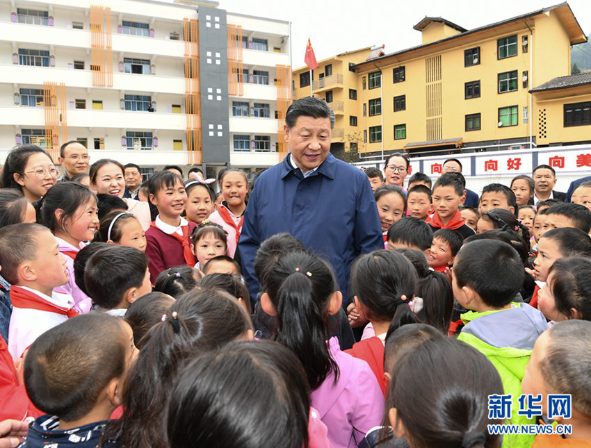 4月15日至17日，中共中央總書記、國家主席、中央軍委主席習(xí)近平在重慶考察，並主持召開解決“兩不愁三保障”突出問題座談會(huì)。這是4月15日下午，習(xí)近平在石柱土家族自治縣中益鄉(xiāng)小學(xué)同師生親切交談，了解義務(wù)教育保障情況。 新華社記者 謝環(huán)馳 攝