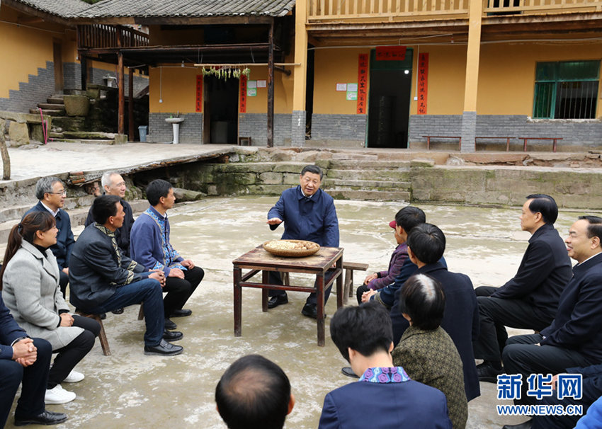 4月15日至17日，中共中央總書(shū)記、國(guó)家主席、中央軍委主席習(xí)近平在重慶考察，並主持召開(kāi)解決“兩不愁三保障”突出問(wèn)題座談會(huì)。這是4月15日下午，習(xí)近平在石柱土家族自治縣中益鄉(xiāng)華溪村同村民代表、基層干部、扶貧干部、鄉(xiāng)村醫(yī)生等圍坐在一起，共話脫貧攻堅(jiān)。新華社記者 鞠鵬 攝