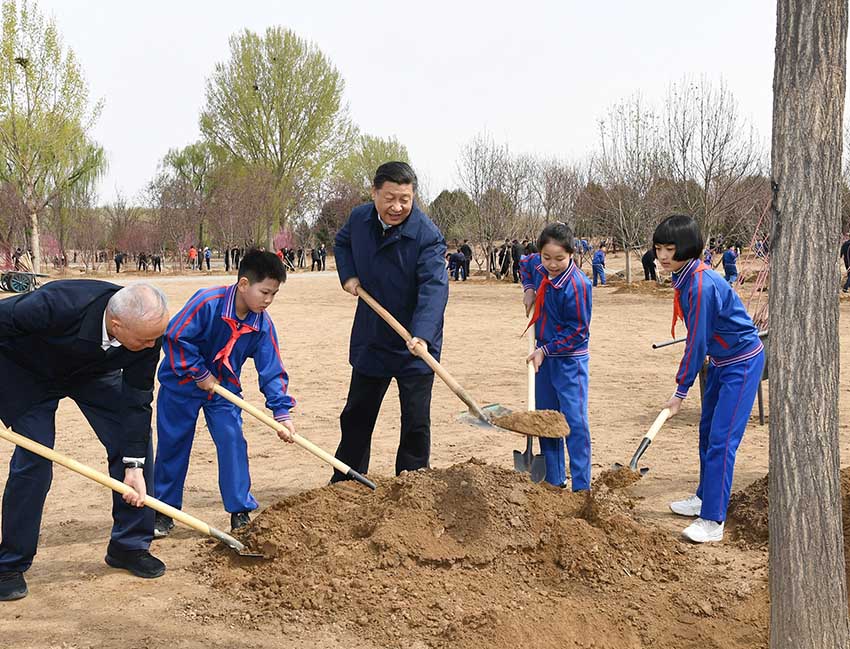 4月8日，黨和國家領導人習近平、栗戰書、汪洋、王滬寧、趙樂際、韓正、王岐山等來到北京市通州區永順鎮參加首都義務植樹活動。這是習近平同大家一起植樹。新華社記者 謝環馳 攝