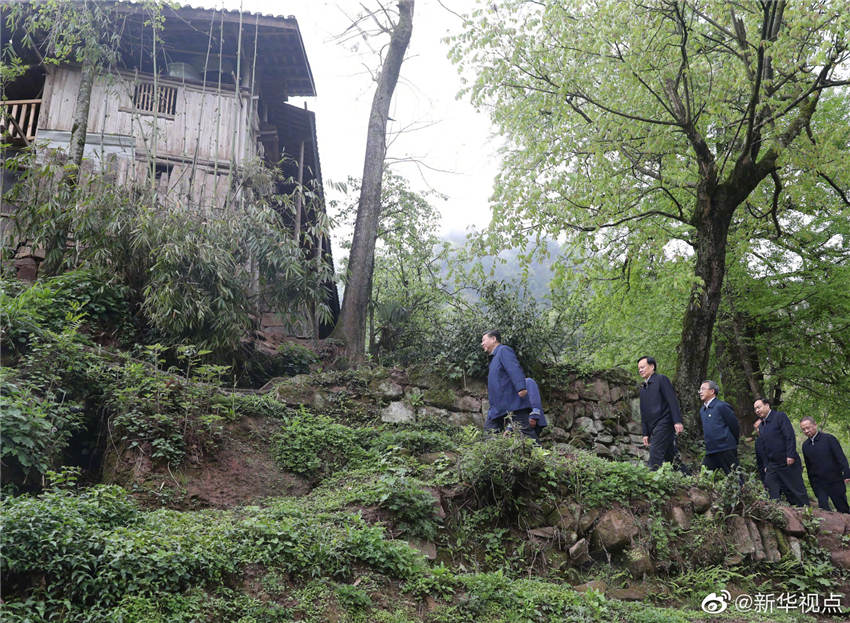 4月15日，中共中央總書記、國家主席、中央軍委主席習近平在重慶考察調(diào)研。這是在石柱土家族自治縣華溪村，習近平徒步前往農(nóng)戶家中，實地了解脫貧攻堅工作進展和解決“兩不愁三保障”突出問題情況。新華社記者 王曄 攝