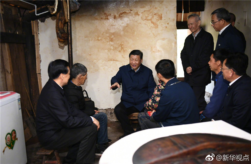 4月15日至17日，中共中央總書記、國家主席、中央軍委主席習近平在重慶考察，並主持召開解決“兩不愁三保障”突出問題座談會。這是4月15日下午，習近平在石柱土家族自治縣中益鄉華溪村看望貧困戶譚登周一家。新華社記者 謝環馳 攝