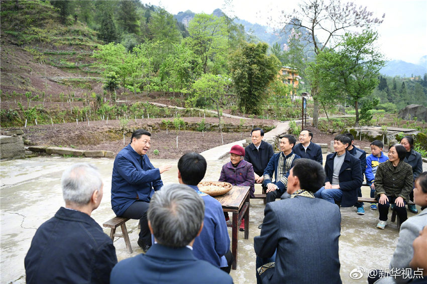 4月15日至17日，中共中央總書記、國家主席、中央軍委主席習近平在重慶考察，並主持召開解決“兩不愁三保障”突出問題座談會。這是4月15日下午，習近平在石柱土家族自治縣中益鄉(xiāng)華溪村同村民代表、基層干部、扶貧干部、鄉(xiāng)村醫(yī)生等圍坐在一起，共話脫貧攻堅。新華社記者 謝環(huán)馳 攝