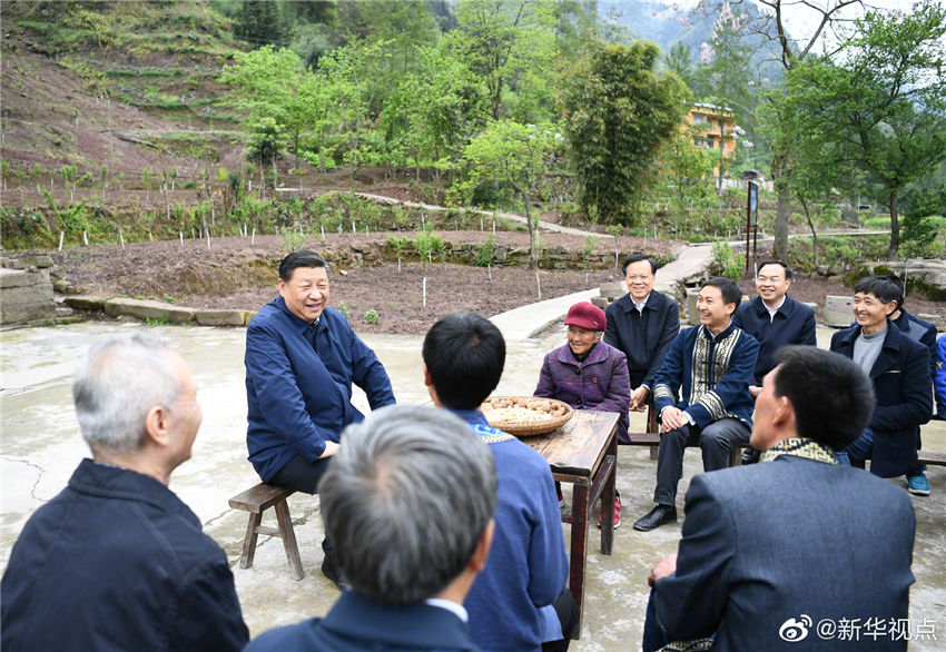 4月15日，中共中央總書記、國家主席、中央軍委主席習(xí)近平在重慶考察調(diào)研。這是習(xí)近平在石柱土家族自治縣中益鄉(xiāng)華溪村村民、老黨員馬培清家中，同村民代表、扶貧干部圍坐院中，共話脫貧攻堅。 新華社記者 謝環(huán)馳 攝