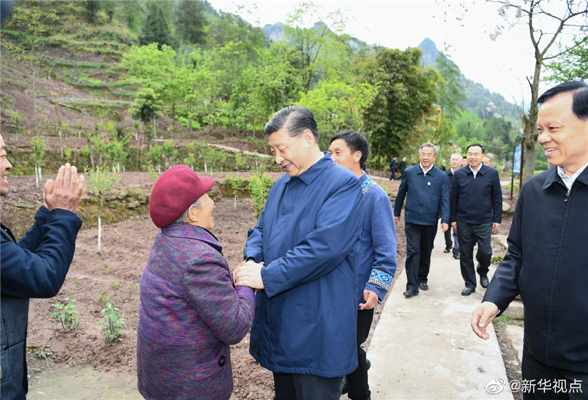 4月15日至17日，中共中央總書記、國家主席、中央軍委主席習(xí)近平在重慶考察，並主持召開解決“兩不愁三保障”突出問題座談會(huì)。這是4月15日下午，習(xí)近平在石柱土家族自治縣中益鄉(xiāng)華溪村看望老黨員、已脫貧戶馬培清一家。新華社記者 謝環(huán)馳 攝