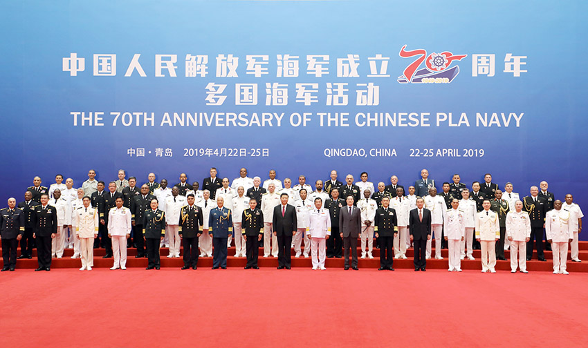 4月23日上午，國家主席、中央軍委主席習近平在青島集體會見應邀出席中國人民解放軍海軍成立70周年多國海軍活動的外方代表團團長，代表中國政府和軍隊向出席活動的各國海軍官兵表示熱烈歡迎。圖為會見前，習近平同應邀出席中國人民解放軍海軍成立70周年多國海軍活動的外方代表團團長合影。 新華社記者 李剛 攝