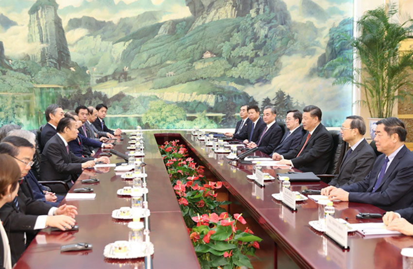 4月24日，國家主席習(xí)近平在北京人民大會堂會見日本首相特使、自民黨干事長二階俊博。 新華社記者 黃敬文 攝