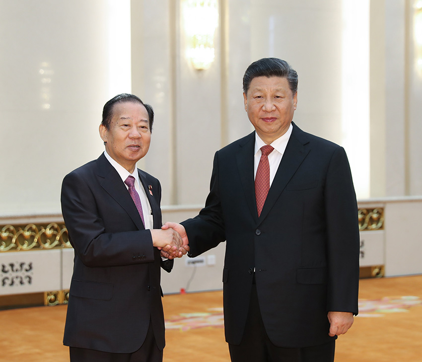 4月24日，國(guó)家主席習(xí)近平在北京人民大會(huì)堂會(huì)見(jiàn)日本首相特使、自民黨干事長(zhǎng)二階俊博。 新華社記者 黃敬文 攝