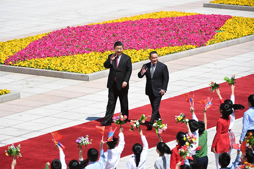 4月25日，國(guó)家主席習(xí)近平在北京人民大會(huì)堂同蒙古國(guó)總統(tǒng)巴特圖勒嘎舉行會(huì)談。這是會(huì)談前，習(xí)近平在人民大會(huì)堂東門外廣場(chǎng)為巴特圖勒嘎舉行歡迎儀式。 新華社記者 殷博古 攝