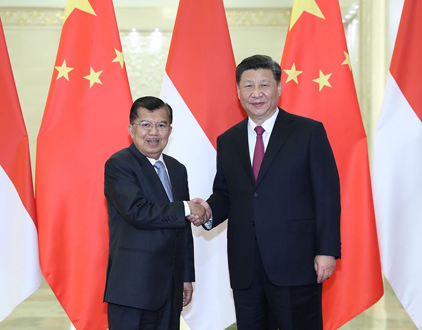 4月25日，國家主席習近平在北京人民大會堂會見印度尼西亞副總統卡拉。 新華社記者 王曄 攝