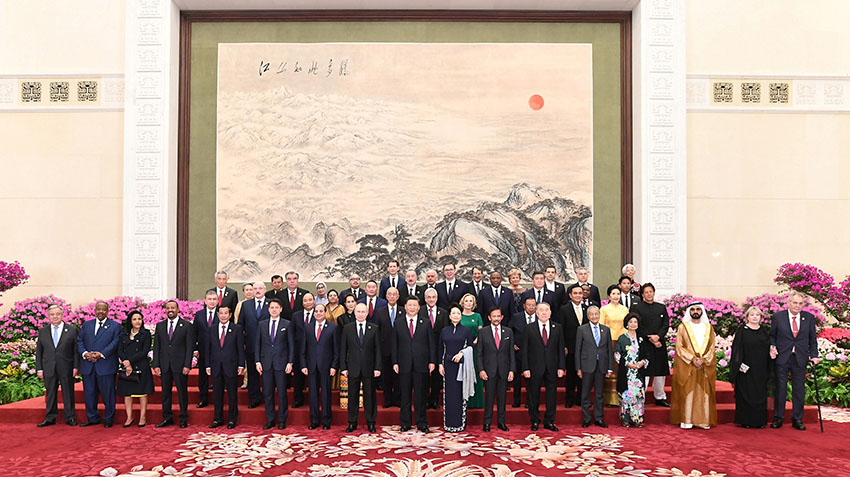 4月26日，國(guó)家主席習(xí)近平和夫人彭麗媛在北京人民大會(huì)堂舉行宴會(huì)，歡迎出席第二屆“一帶一路”國(guó)際合作高峰論壇的外方領(lǐng)導(dǎo)人夫婦及嘉賓。這是習(xí)近平和彭麗媛同外方領(lǐng)導(dǎo)人夫婦及嘉賓合影留念。 新華社記者 謝環(huán)馳 攝
