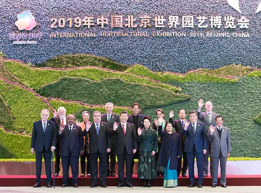 4月28日，國家主席習近平在北京延慶出席2019年中國北京世界園藝博覽會開幕式，並發表題為《共謀綠色生活，共建美麗家園》的重要講話。這是開幕式前，習近平和夫人彭麗媛同參加開幕式的外方領導人集體合影。 新華社記者 黃敬文 攝