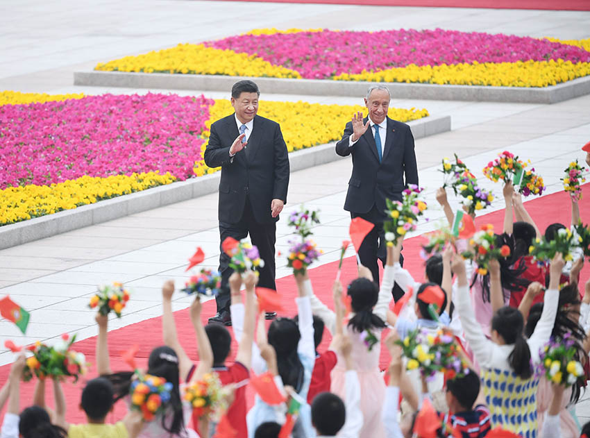 4月29日，國(guó)家主席習(xí)近平在北京人民大會(huì)堂同葡萄牙總統(tǒng)德索薩舉行會(huì)談。這是會(huì)談前，習(xí)近平在人民大會(huì)堂東門(mén)外廣場(chǎng)為德索薩舉行歡迎儀式。 新華社記者 饒愛(ài)民 攝
