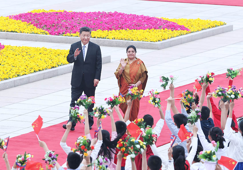 4月29日，國家主席習(xí)近平在北京人民大會堂同尼泊爾總統(tǒng)班達(dá)裡舉行會談。這是會談前，習(xí)近平在人民大會堂東門外廣場為班達(dá)裡舉行歡迎儀式。 新華社記者 黃敬文 攝
