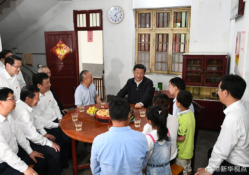 5月20日，中共中央總書記、國家主席、中央軍委主席習近平來到贛州市於都縣梓山鎮(zhèn)潭頭村看望慰問老區(qū)人民。在紅軍烈士后代、退伍軍人孫觀發(fā)家，習近平同孫觀發(fā)一家人和當地鎮(zhèn)、村干部圍坐在一起拉家常，詳細了解老區(qū)人民生產發(fā)展和生活改善等情況。 新華社記者 謝環(huán)馳 攝