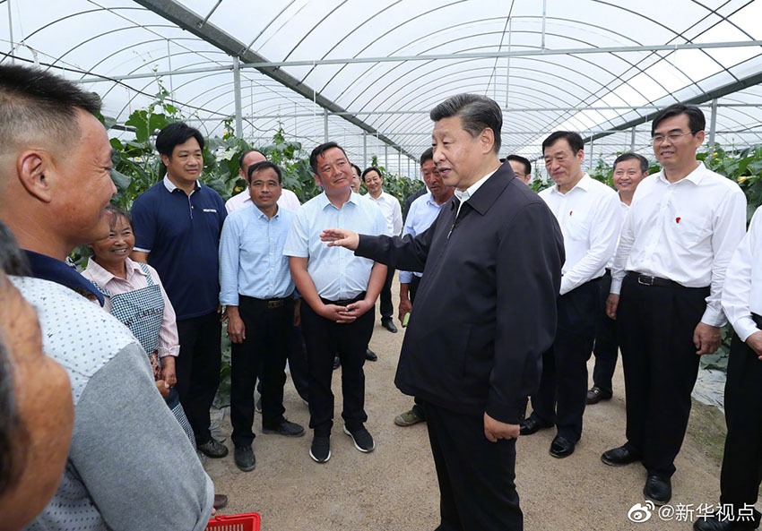 5月20日，中共中央總書記、國家主席、中央軍委主席習近平深入贛南老區考察調研。這是習近平在江西省於都縣梓山富硒蔬菜產業園同村民親切交談。 新華社記者 鞠鵬 攝