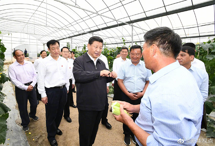 5月20日，中共中央總書記、國家主席、中央軍委主席習近平深入贛南老區(qū)考察調研。這是習近平在江西省於都縣梓山富硒蔬菜產(chǎn)業(yè)園同村民親切交談。 新華社記者 謝環(huán)馳 攝