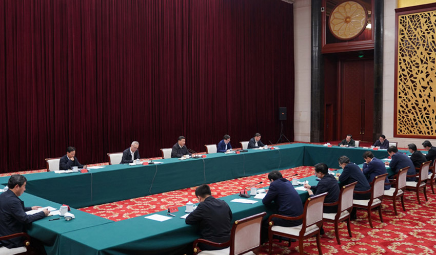 5月21日，正在江西考察調(diào)研的中共中央總書記、國家主席、中央軍委主席習(xí)近平在南昌主持召開推動中部地區(qū)崛起工作座談會，聽取有關(guān)地方和中央有關(guān)部門負(fù)責(zé)同志工作匯報，並發(fā)表重要講話。 新華社記者 謝環(huán)馳 攝