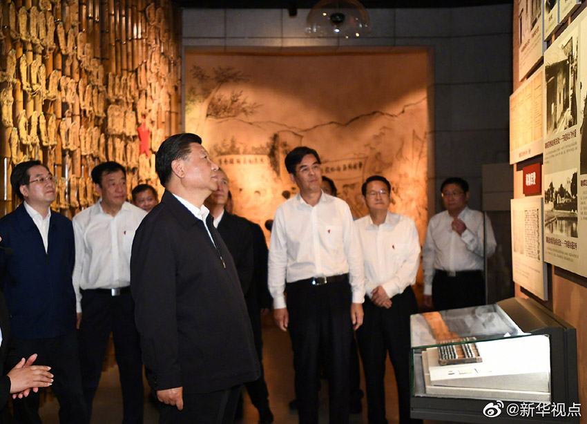 5月20日，中共中央總書記、國家主席、中央軍委主席習近平深入贛南老區考察調研。這是習近平在江西省於都縣中央紅軍長征出發紀念館參觀。新華社記者 謝環馳 攝