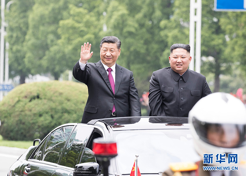 6月20日，中共中央總書記、國家主席習近平乘專機抵達平壤，開始對朝鮮民主主義人民共和國進行國事訪問。朝鮮勞動黨委員長、國務委員會委員長金正恩和夫人李雪主到機場熱情迎接習近平和夫人彭麗媛。朝方在機場舉行隆重歡迎儀式。歡迎儀式結束后，習近平與金正恩同車前往錦繡山太陽宮廣場，沿途數十萬群眾夾道歡迎。 新華社記者 黃敬文 攝